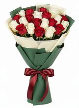 Букет Микс из красных и белых роз в Ильинской