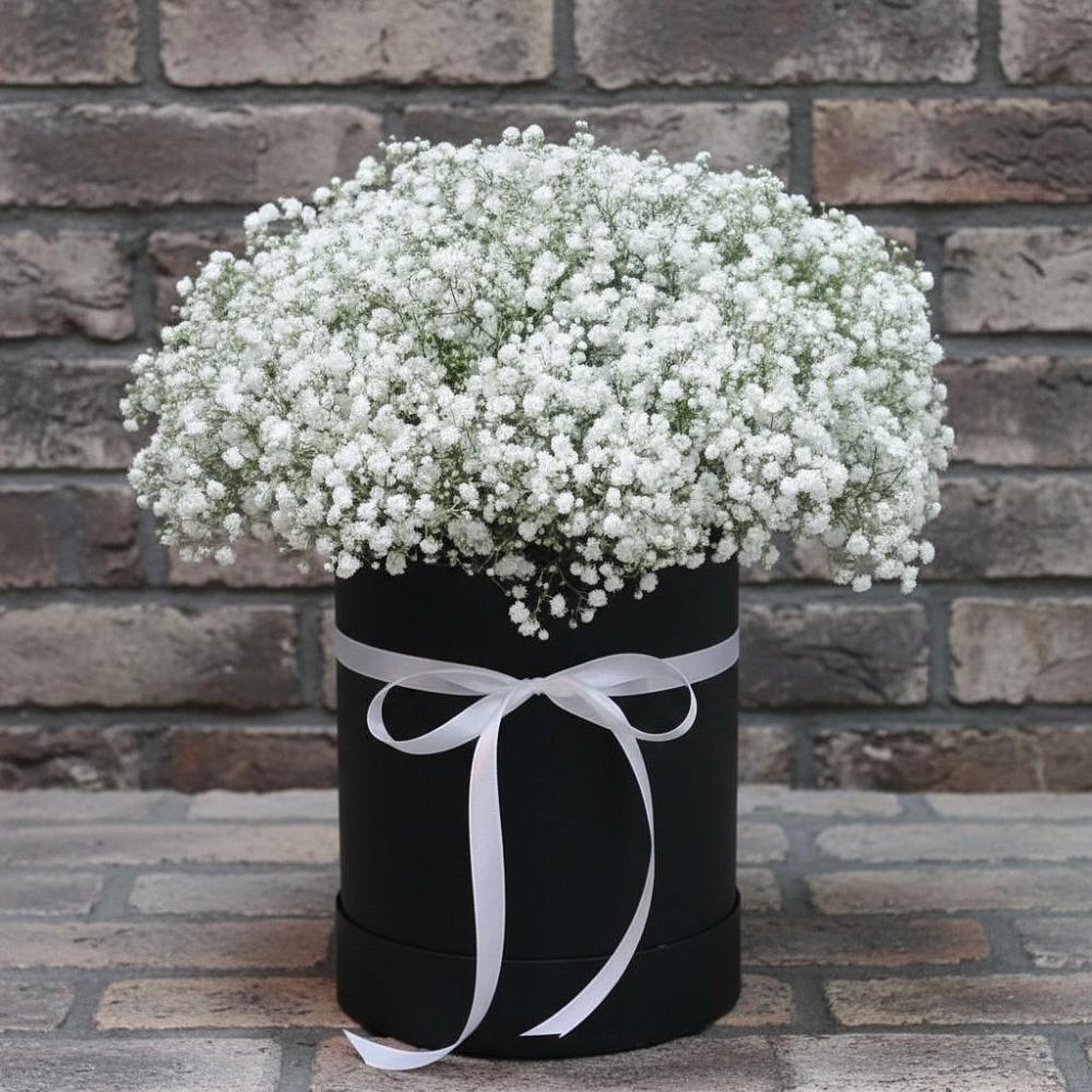 Цветочная композиция из Гипсофила в шляпной коробке в Ильинской