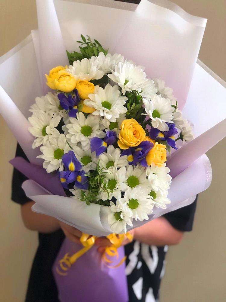 Букет цветов из: Ирисы, Хризантемы и Розы в Ильинской