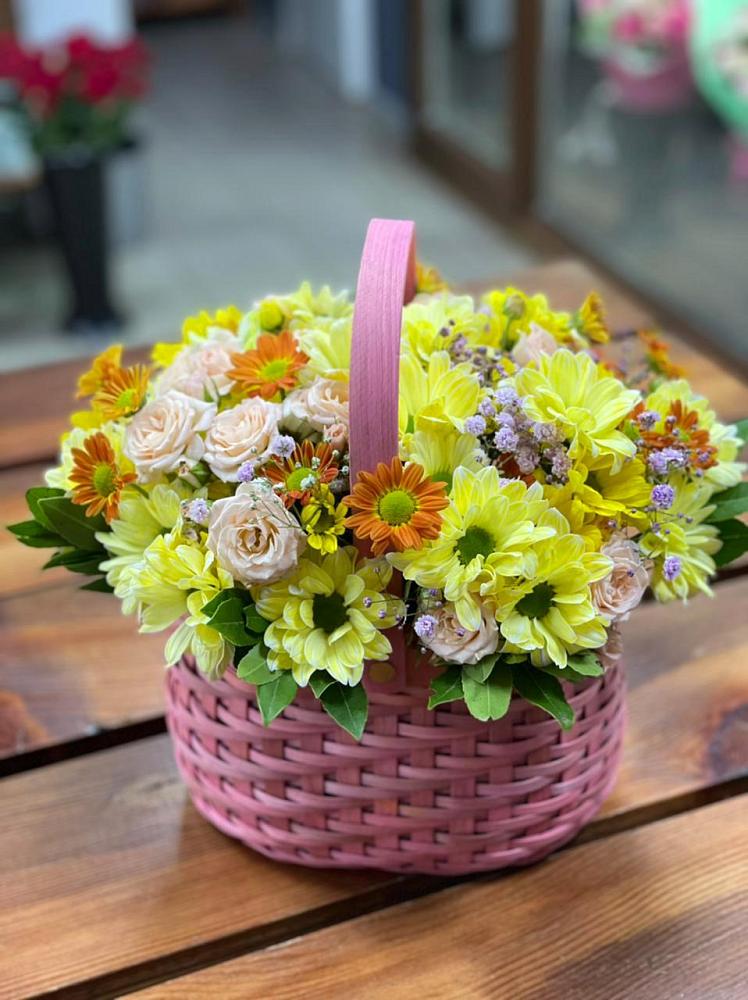 Цветочная композиция из Хризантемы и Розы в корзине в Ильинской