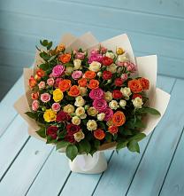 Букет Микс из разноцветных кустовых роз в Ильинской